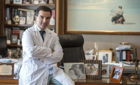 Dr. Palomo en su despacho